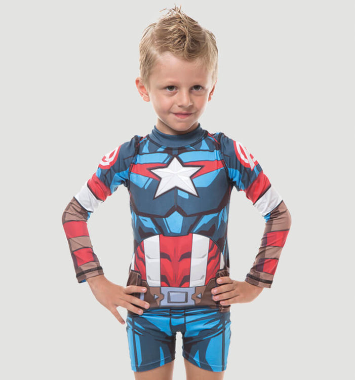 Model Front: Uv Line Jungen-Badehose Capitao America I18 Ml Inf Estampa