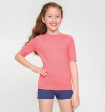 Lade das Bild in den Galerie-Viewer, Model Front: Uv Line Rashguard Kids Fpu50+ Uvpro Short Sleeve T-Shirt Coral Uv
