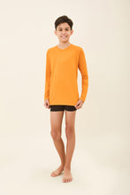 Lade das Bild in den Galerie-Viewer, Model Front: Uv Line Rashguard Kids Longsleeve Uvpro Laranja
