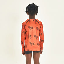 Lade das Bild in den Galerie-Viewer, Model Back: Uv Line Rashguard Longsleeve Acqua Zebra Inf Upf50+
