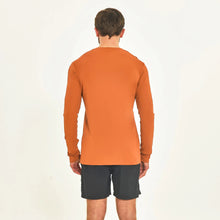 Lade das Bild in den Galerie-Viewer, Model Back: Uv Line T-Shirts Für Herren Longsleeve Sport Fit Caramelo
