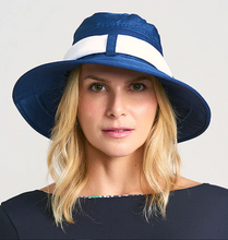 Lade das Bild in den Galerie-Viewer, Model Front: Uv Line Schlapphut Paris Ville Azul/Branco
