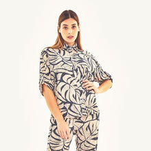 Lade das Bild in den Galerie-Viewer, Model Front: Uv Line Strandtop Shirt Copa Costela Off White Upf50+
