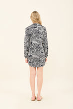 Lade das Bild in den Galerie-Viewer, Model Back: Uv Line Hemdblusenkleid Shirtdress Dalia Marinho Upf50+
