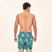 Lade das Bild in den Galerie-Viewer, Model Back: Uv Line Badeshorts Short Acqua Coqueiros Turquesa Upf50+
