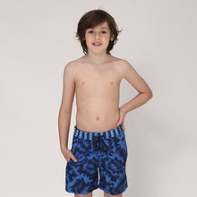 Lade das Bild in den Galerie-Viewer, Model Front: Uv Line Jungen-Badehose Short Acqua Oceano Inf Upf50+
