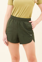 Lade das Bild in den Galerie-Viewer, Gallery: Uv Line Fitness-Shorts Short Race Verde Militar Upf50+
