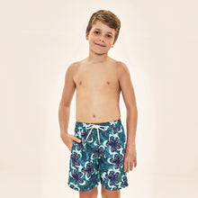 Lade das Bild in den Galerie-Viewer, Model Front: Uv Line Jungen-Badehose Shorts Aqua Hibiscus Kids Upf50+
