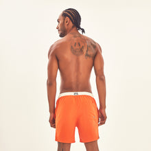 Lade das Bild in den Galerie-Viewer, Model Back: Uv Line Bermuda-Shorts Shorts Boxer Orange Upf50+
