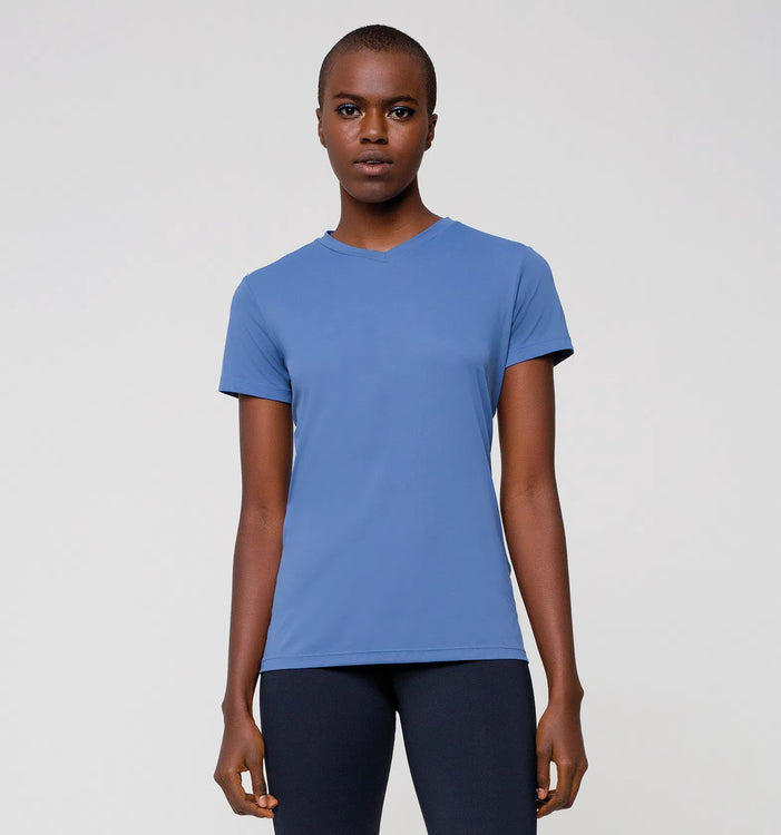 Model Front: Uv Line Fitness-Top Sport Fit Indigo