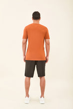 Lade das Bild in den Galerie-Viewer, Model Back: Uv Line T-Shirts Für Herren T-Shirt Sport Fit Caramelo Upf50+

