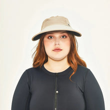 Lade das Bild in den Galerie-Viewer, Model Front: Uv Line Mützen Visor Capri Colors Areia Preto
