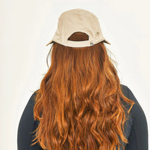 Lade das Bild in den Galerie-Viewer, Model Back: Uv Line Mützen Visor Capri Colors Areia Preto
